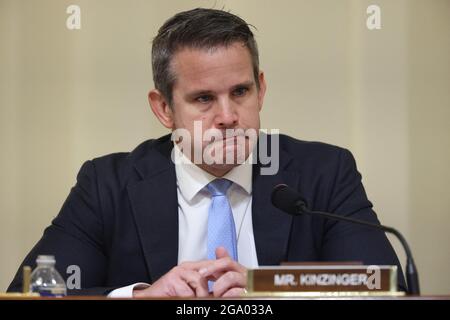 Adam Kinzinger, republikanischer Repräsentant aus Illinois, reagiert während seiner Befragung nach Aussagen eines Offiziers vor Mitgliedern des Select Committee zur Untersuchung des Angriffs auf das US-Kapitol am 6. Januar, einschließlich des Vorsitzenden und demokratischen Vertreters aus Mississippi Bennie Thompson, Während ihrer ersten Anhörung im Bürogebäude des Cannon House auf dem Capitol Hill in Washington, DC, USA, am 27. Juli 2021. Das Komitee wird Zeugenaussagen von Mitgliedern der US Capitol Police und des Metropolitan Police Department hören, die am 0. Januar versucht haben, das Capitol vor Aufständischen zu schützen Stockfoto