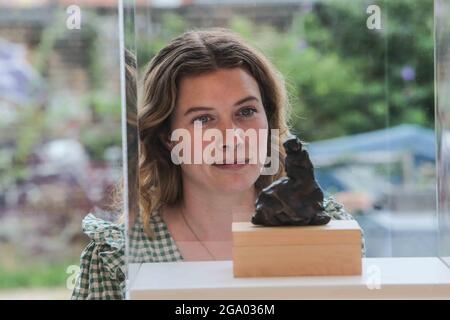 London UK 28 July 2021 Tracey Emin The Wedding £6,500 2019 Bronzeskulptur Edition von 50 5cm x 10cm x 12cmTracy Emin Turner das für den Preis nominierte, nicht gemachte Bett hätte ihren Ruhm und Ruhm als Teil der YBA-Bewegung gewonnen, Doch ihre ergreifenden, autobiografischen Gemälde, Skulpturen, Fotografien und Installationen haben bleibende Anziehungskraft und haben sich in Sammlungen wie der Tate Gallery in London und dem New Yorker MoMA einen Platzʼs. Inspiriert von Edvard Munch und Egon Schiele studierte Emin an der Royal Academy of Arts und hat während ihrer gesamten Karriere eine Kontinuität in den Themen beibehalten, indem sie Gender und Relatio untersuchte Stockfoto