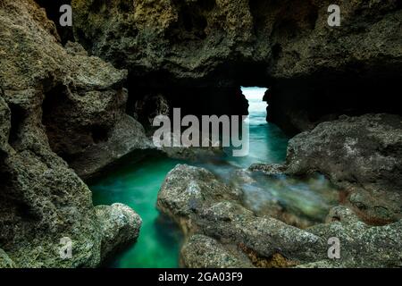 Algar Seco, natürliche Grotte an der Algarve bei Carvoeiro, Portugal Stockfoto