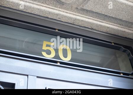 Eingang zum Gebäude an der Straße mit der Nummer 50 Stockfoto