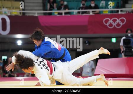 28-07-2021 JUDO: OLYMPISCHE SPELEN: TOKYO JAPAN Chizuru Arai (JPN) gegen Madina TAIMAZOVA (ROC) bei den Olympischen Spielen am 28. Juli mit -70 kg. 2021 im Nippon Budogan Park in Tokio, Japan Foto von SCS/Soenar Chamid Stockfoto