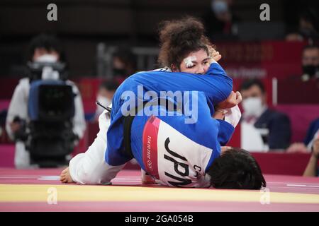 28-07-2021 JUDO: OLYMPISCHE SPELEN: TOKYO JAPAN Chizuru Arai (JPN) gegen Madina TAIMAZOVA (ROC) bei den Olympischen Spielen am 28. Juli mit -70 kg. 2021 im Nippon Budogan Park in Tokio, Japan Foto von SCS/Soenar Chamid Stockfoto