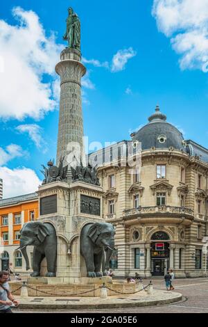 Springbrunnen der Elefanten, Gedenkbrunnen aus dem Jahr 1838, auf dem Platz der Elefanten in Chambery. Chambery, Region Auvergne-Rhône-Alpes, Frankreich Stockfoto