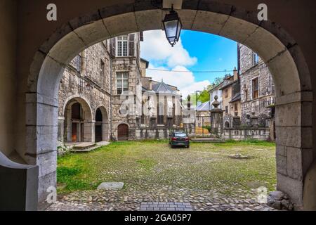 Überdachter Zugang zu einem alten Innenhof in der Nähe der Kathedrale von San Francesco de Sales in Chambery. Chambery, Region Auvergne-Rhône-Alpes, Frankreich Stockfoto