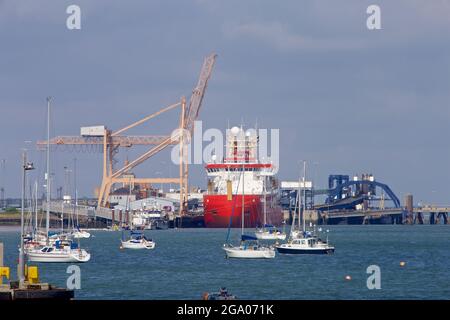 RRS Sir David Attenborough vertäute in Harwich und nahm Vorräte und Ausrüstung in Vorbereitung auf seine Jungfernfahrt in die Antarktis an. Stockfoto