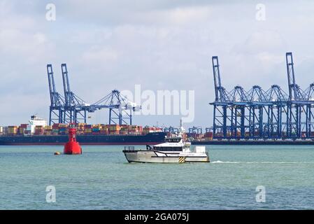 Offshore-Energieversorgungs-Schiff Seacat Liberty fährt in Harwich Haven ein. Stockfoto