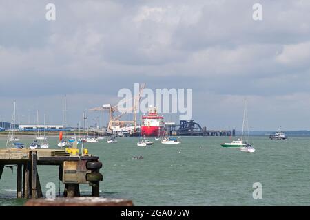 RRS Sir David Attenborough vertäute in Harwich und nahm Vorräte und Ausrüstung in Vorbereitung auf seine Jungfernfahrt in die Antarktis an. Stockfoto