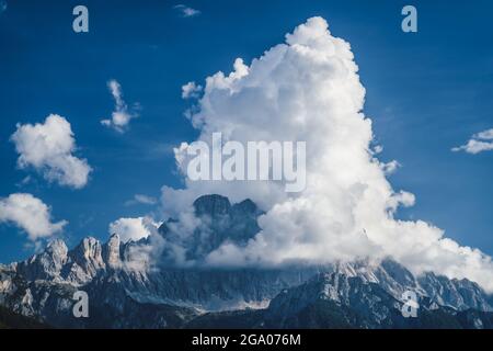 Nahaufnahme von Pale di San Martino in Clouds, italienische Dolomiten, Italien Stockfoto