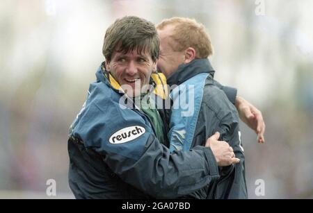 Duisburg, Deutschland. 4. Juli 2021. firo, 04/12/1997 Fuvuball, Fußball, 1. Bundesliga, Saison 1996/1997, Archivfoto, 96/97 Archivbilder, MSV Duisburg - BVB, Borussia Dortmund 3: 2 Jubilierung Friedhelm Funkel mit Co-Trainer Seppo Eichkorn Credit: dpa/Alamy Live News Stockfoto