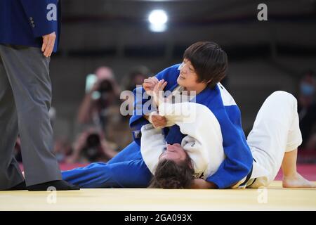 28-07-2021 JUDO: OLYMPISCHE SPELEN: TOKIO JAPAN der Japaner Chizuru Arai gewinnt bei den Olympischen Spielen am 28. Juli die goldene Medaille gegen Michaela Polleres aus Österreich mit 70 kg. 2021 im Nippon Budogan Park in Tokio, Japan Foto von SCS/Soenar Chamid Stockfoto