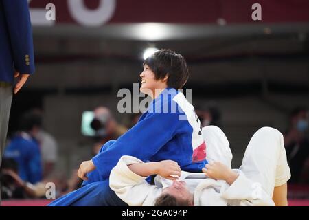 28-07-2021 JUDO: OLYMPISCHE SPELEN: TOKIO JAPAN der Japaner Chizuru Arai gewinnt bei den Olympischen Spielen am 28. Juli die goldene Medaille gegen Michaela Polleres aus Österreich mit 70 kg. 2021 im Nippon Budogan Park in Tokio, Japan Foto von SCS/Soenar Chamid Stockfoto