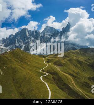 Wanderweg vom Passo Rolle zur Baita Segantini mit den Pale di San Martino Bergen im Hintergrund. Luftaufnahme Stockfoto