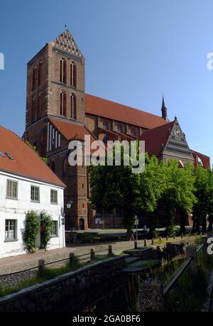 Die Nikolaikirche in Wismar, Norddeutschland von der Frischegrube aus gesehen. Stockfoto