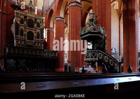 Kanzel und Orgel der Nikolaikirche in Wismar. Kontaktieren Sie die Kirchengemeinde für kommerzielle Genehmigungen. Stockfoto