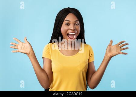 Schwarze Frau Schreiend In Aufregung Gestikuling Mit Händen, Blauer Hintergrund Stockfoto