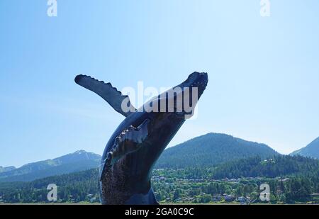 Die Walstatue ist eine Pose des Sprüngens aus dem Meer. Walstatue in Juneau, Alaska, USA. Juni 2019 . Stockfoto