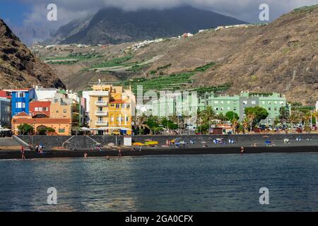 Tazacorte, Kanarische Inseln/Spanien; September 11 2018: Tazacorte vulkanischer schwarzer Sandstrand, Stadtbild, mit sehr ruhigem Atlantik, La Palma Stockfoto