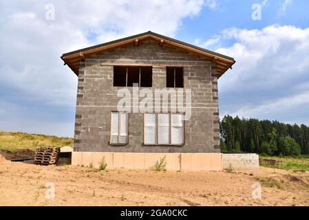 Bau eines Hauses aus Blähton-Betonblöcken. Unfertiges Privathaus von Ceramsite Betonblöcken auf einer Baustelle.Technologie des Konstrukts Stockfoto