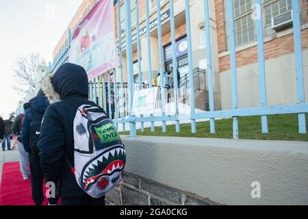 25. Februar 2021: Bürgermeister Bill de Blasio ging zu den Leitern der Mittelschule von Morgen bei 3710 Barnes Ave. In der Bronx. Die Teilnehmer stehen an der Reihe Stockfoto