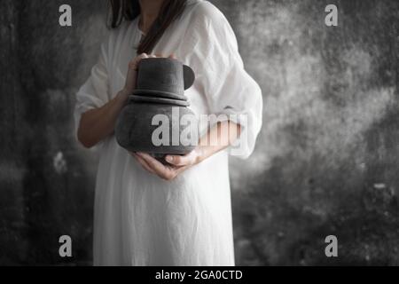 Zeitgenössische Kunst in den Händen einer Künstlerin Stockfoto