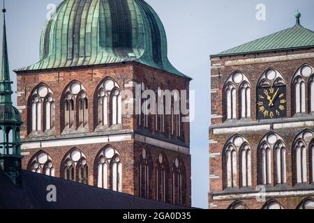 Mecklenburg-Vorpommern, 28. Juli 2021, , Stralsund: Blick auf die Türme der St. Nikolai-Kirche in der Altstadt von Stralsund.die für das Stadtbild Stralsunds charakteristischen Doppeltürme der St. Nikolai-Kirche, Die Kirche im Stil der typischen norddeutschen Backsteingotik wurde aus dem 13. Jahrhundert erbaut und ist die älteste der drei Pfarrkirchen in Stralsund.Sie befindet sich in unmittelbarer Nähe des Rathauses und ist Teil der Altstadt, ist aber auch Teil der Stadtkirche, der Kirche, der Kirche, der Kirche, der Kirche, der Kirche, der Kirche, der Kirche, der Kirche, der Kirche, der Kirche, der Das ist ein UNESCO-Weltkulturerbe.der Südturm mit seinem barocken Turm ragt etwa 100 Meter in die sk Stockfoto