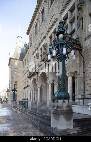 Detail des Eingangs des Stadhuis (Rathaus oder Rathaus) von Rotterdam in Coolsingel, Rotterdam, Niederlande Stockfoto