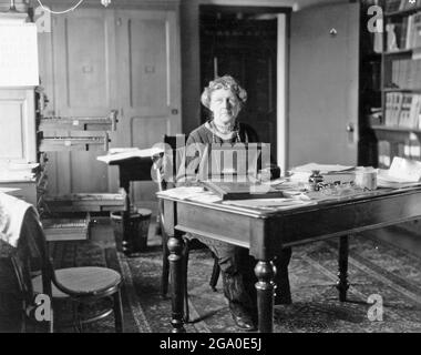 ANNIE SPRUNG KANONE (1863-1941) amerikanische Astronomin in ihrem Büro in der Harvard College Observatory um 1920. Stockfoto