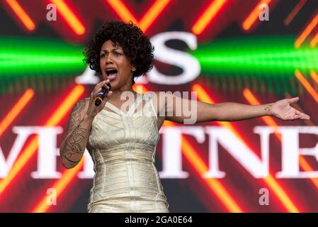 Elesha Paul Moses tritt nach COVID-Einschränkungen im Juli 2021 beim Soultasia-Musikfestival in Maldon, Essex, Großbritannien, live auf. Whitney Houston Tribut Stockfoto