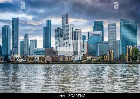 Blick auf Canary Wharf über die Themse Stockfoto