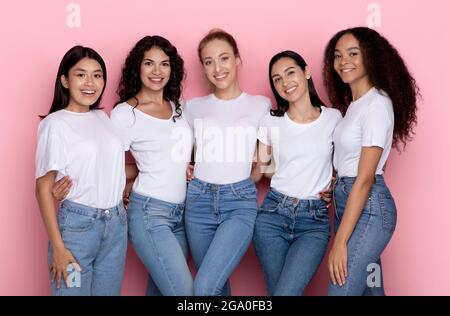 Gruppe Von Fünf Glücklichen Multirassischen Damen Umarmt Über Rosa Hintergrund Stockfoto