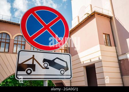 Straßenschilder zum Anhalten verboten und Abschleppwagen funktioniert Stockfoto