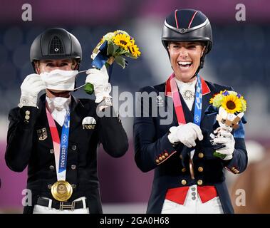 Die britische Charlotte Dujardin (rechts) feiert am fünften Tag der Olympischen Spiele in Tokio 2020 in Japan den Bronzemieg im Grand Prix Freestyle - Individual Final auf Gio, um mit sechs Medaillen die meistdekorierte weibliche Olympionikin Großbritanniens zu werden. Bilddatum: Mittwoch, 28. Juli 2021. Stockfoto