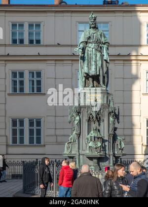 Prag, Tschechische Republik; Februar 16 2019. Statue von Karl IV. Umgeben von Menschen in Prag. Stockfoto