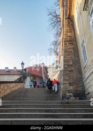 Prag, Tschechische Republik; Februar 16 2019. Prager Straßen mit Menschen zu Fuß Stockfoto