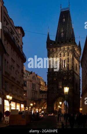Prag, Tschechische Republik; Februar 16 2019. Schießpulverturm bei Nacht Stockfoto
