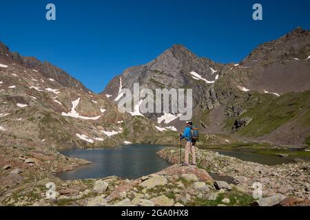 Superior Ibon Azul, blauer See mit Piedrafita-Gipfel (2.959 m) im Hintergrund, Tena-Tal, Baños de Panticosa, Pyrenäen, Huesca, Spanien. Stockfoto