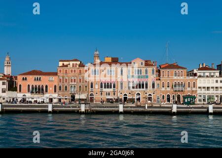 VENEZIA, ITALIEN - 24. Nov 2020: Die ikonischen Gebäude Venedigs am Markusplatz und an der Punta della Dogana in Italien Stockfoto