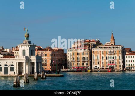 VENEZIA, ITALIEN - 24. Nov 2020: Die ikonischen Gebäude Venedigs am Markusplatz und an der Punta della Dogana in Italien Stockfoto