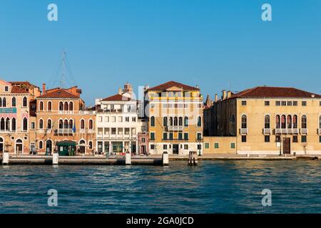 VENEZIA, ITALIEN - 24. Nov 2020: Die ikonischen Gebäude Venedigs am Markusplatz und an der Punta della Dogana in Italien Stockfoto