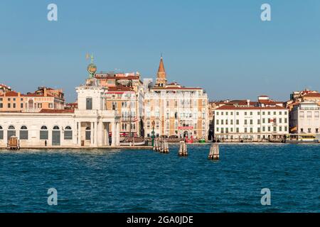 VENEZIA, ITALIEN - 24. Nov 2020: Die ikonischen Gebäude Venedigs am Markusplatz und an der Punta della Dogana in Italien Stockfoto