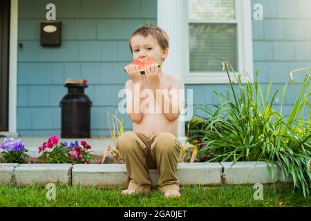 Sommerliche Picknickgerichte in der Nachbarschaft Stockfoto