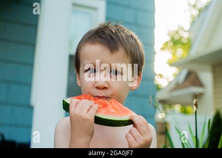 Sommerliche Picknickgerichte in der Nachbarschaft Stockfoto