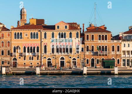 VENEZIA, ITALIEN - 24. Nov 2020: Die ikonischen Gebäude Venedigs am Markusplatz und an der Punta della Dogana in Italien Stockfoto