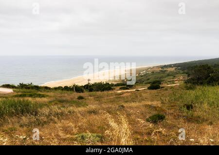 Nazare, Portugal - 30. Juni 2021: Blick auf den North Beach, eines der beliebtesten Surfgebiete Europas, von Nazare Sito aus Stockfoto