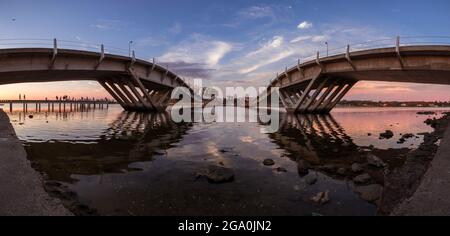 Die Brücke Puente de la Barra wurde zwischen 1963 und 1965 erbaut und verbindet Maldonado und Punta del Este. Symmetrische Ansicht dieser Brücke mit etwas Peopl Stockfoto