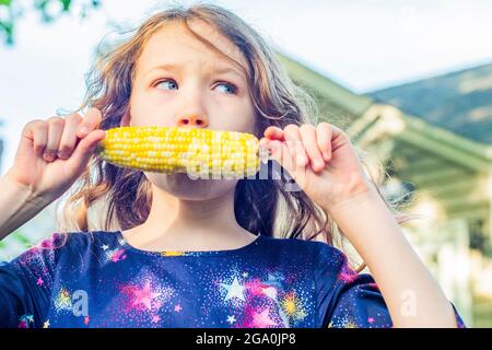 Sommerliche Picknickgerichte in der Nachbarschaft Stockfoto