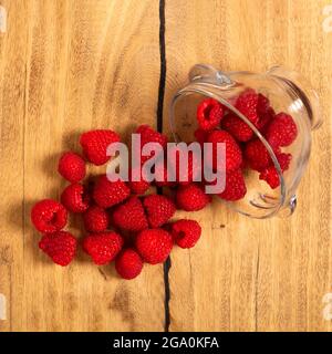 Himbeeren auf dem Holztisch sind Glasschüssel Stockfoto
