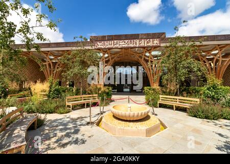 CAMBRIDGE ENGLAND CAMBRIDGE CENTRAL MOSQUE DER GARTEN UND DIE FONTÄNE IM SOMMER Stockfoto