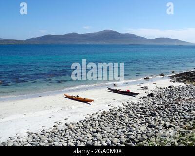 Seekajaks am Sandstrand, Ensay, Sound of Harris, Äußere Hebriden, Schottland Stockfoto