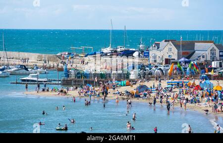 Lyme Regis, Dorset, Großbritannien. Juli 2021. Wetter in Großbritannien: Urlauber genießen warme Sonnenzauber am Strand im Badeort Lyme Regis. Kredit: Celia McMahon/Alamy Live Nachrichten Stockfoto